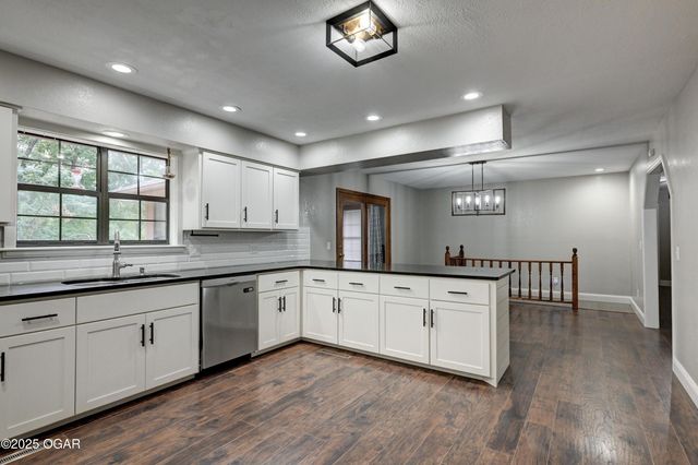 2208 Sunset Circle, Neosho, MO 64850