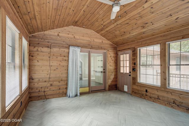 2208 Sunset Circle, Neosho, MO 64850