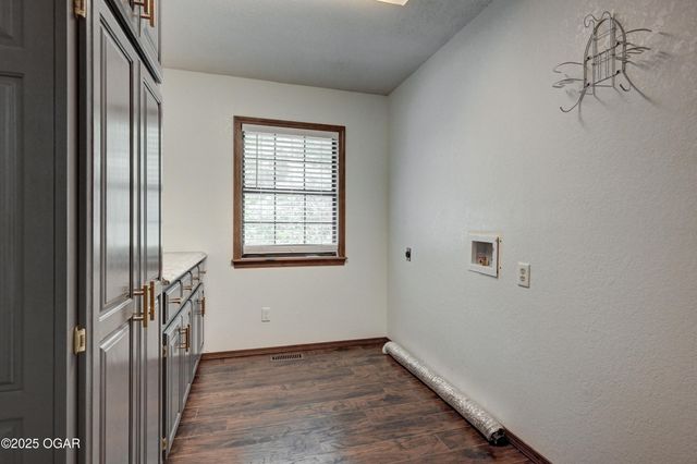 2208 Sunset Circle, Neosho, MO 64850