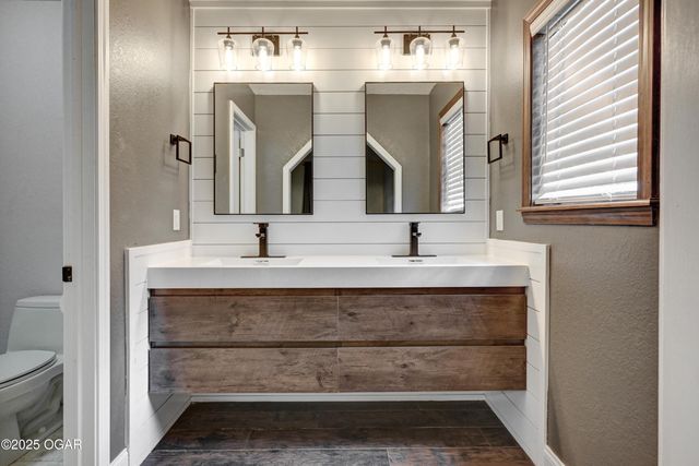 2208 Sunset Circle, Neosho, MO 64850