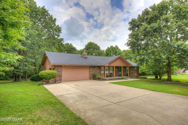 2208 Sunset Circle, Neosho, MO 64850