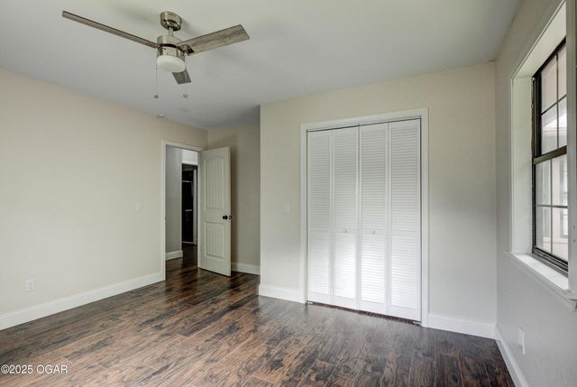 2208 Sunset Circle, Neosho, MO 64850