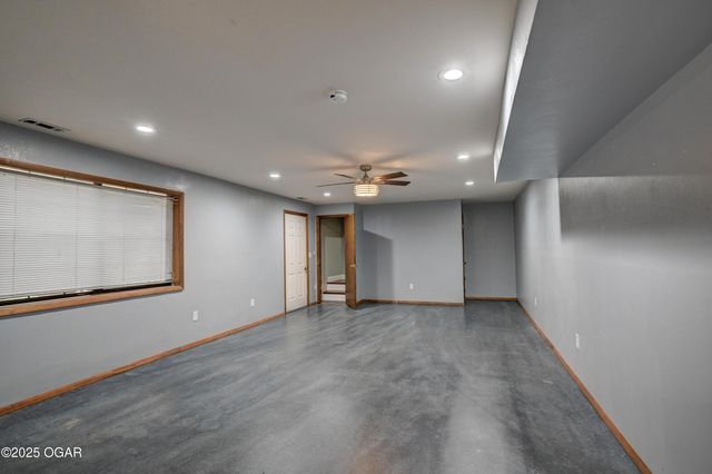 2208 Sunset Circle, Neosho, MO 64850