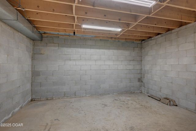 2208 Sunset Circle, Neosho, MO 64850