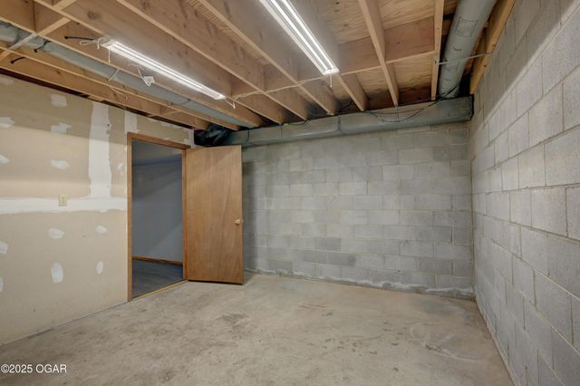 2208 Sunset Circle, Neosho, MO 64850