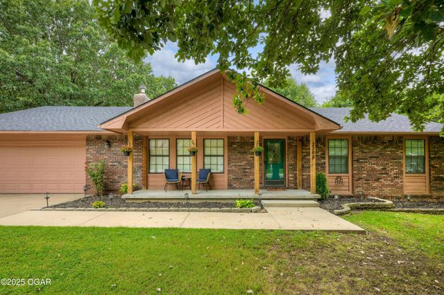 2208 Sunset Circle, Neosho, MO 64850