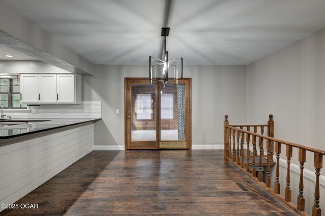 2208 Sunset Circle, Neosho, MO 64850