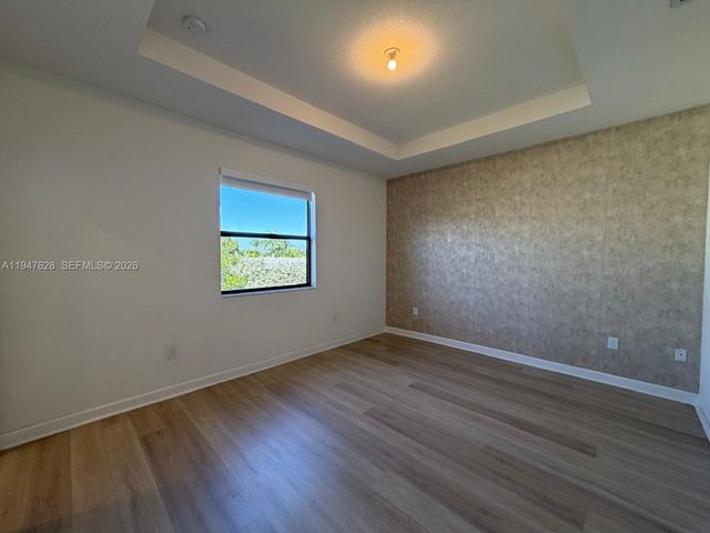 909 NE 211th St, Miami, FL 33179