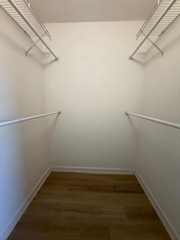 909 NE 211th St, Miami, FL 33179