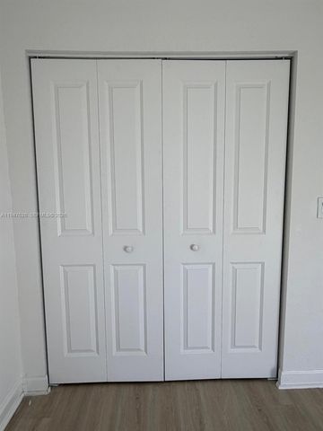 909 NE 211th St, Miami, FL 33179