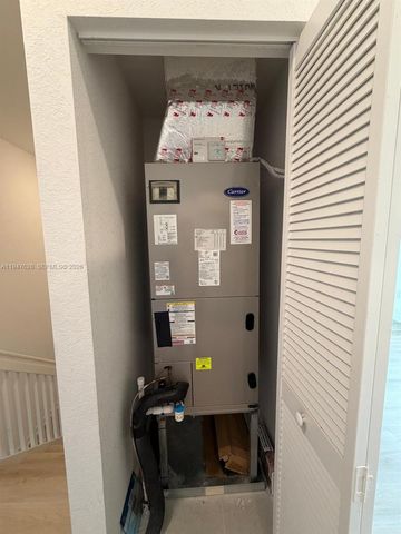 909 NE 211th St, Miami, FL 33179