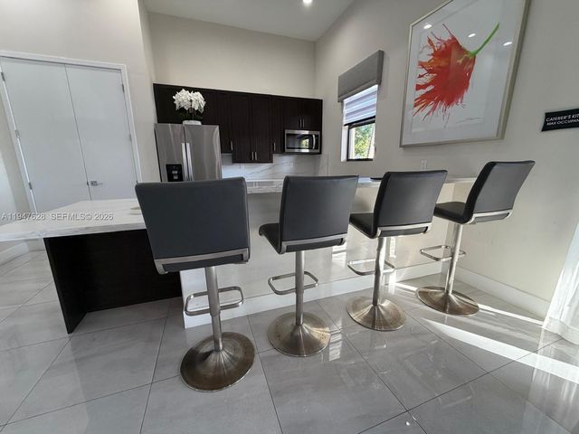 909 NE 211th St, Miami, FL 33179