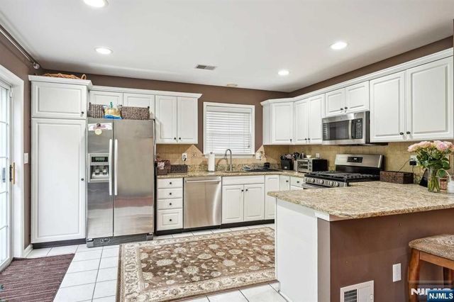 554 Adirondack Court, Mahwah, NJ 07430