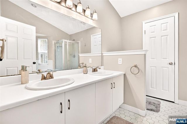 554 Adirondack Court, Mahwah, NJ 07430