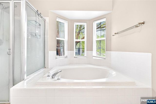 554 Adirondack Court, Mahwah, NJ 07430