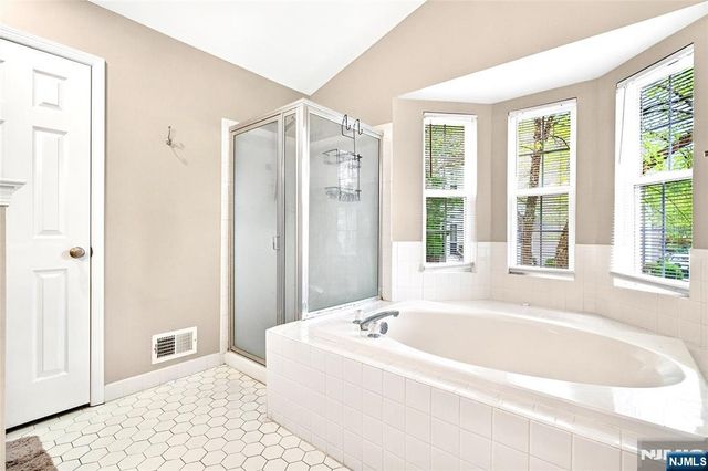 554 Adirondack Court, Mahwah, NJ 07430