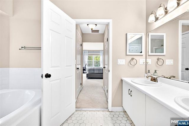 554 Adirondack Court, Mahwah, NJ 07430
