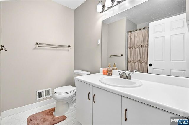 554 Adirondack Court, Mahwah, NJ 07430