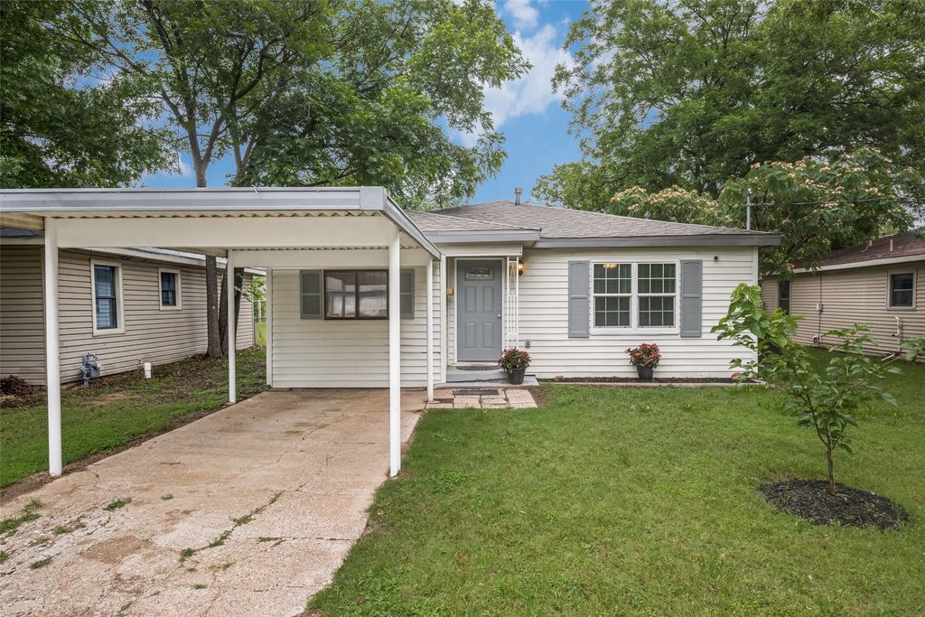 717 Small Street, Bowie, TX 76230