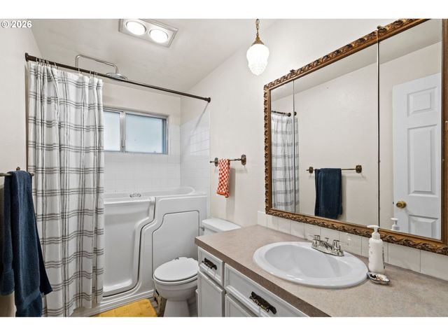 8718 Ne 95TH St, Vancouver, WA 98662