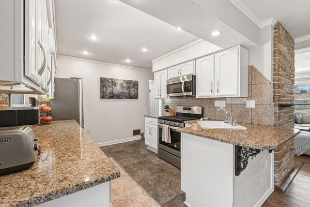 8837 N Navajo ROAD, Bayside, WI 53217