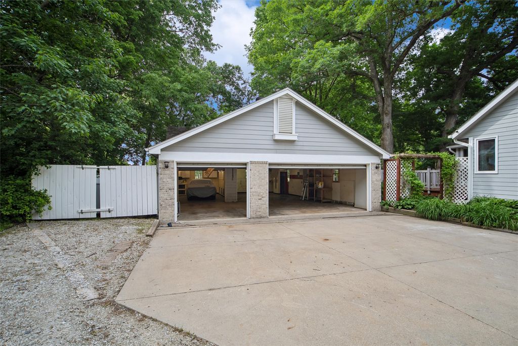 6913 NE Berwick Drive, Ankeny, IA 50021