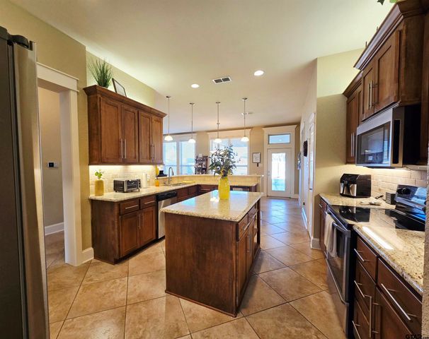 2004 Silver Cove, Whitehouse, TX 75791