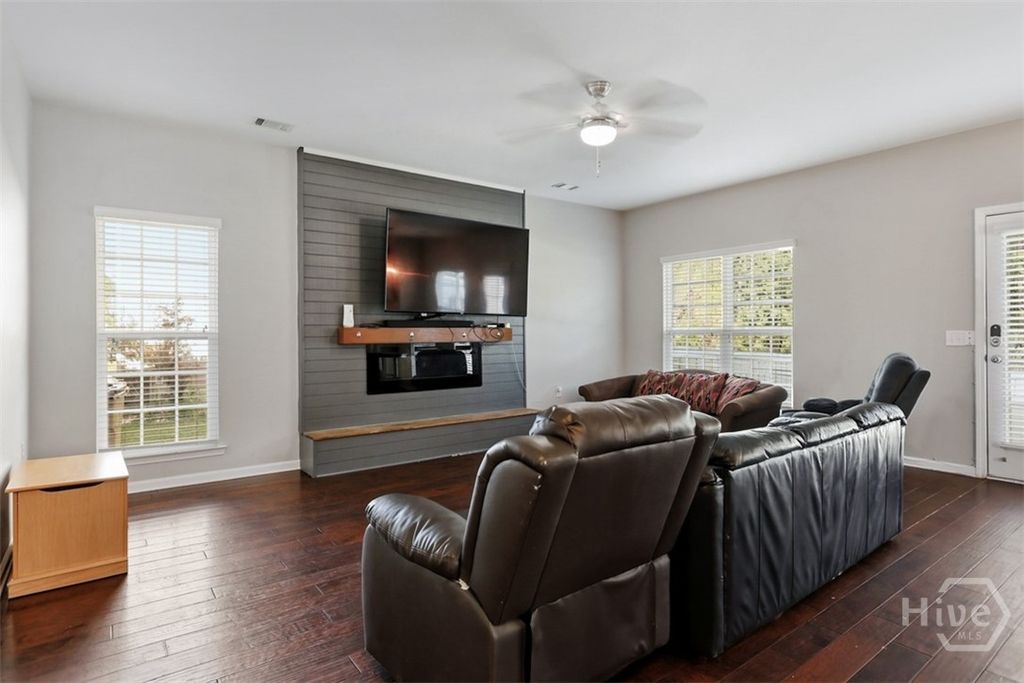 Image 15 of property listing at 452 Sunbury Drive, Richmond Hill, GA 31324