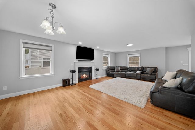 4 Lorelai Way, Nashua, NH 03062