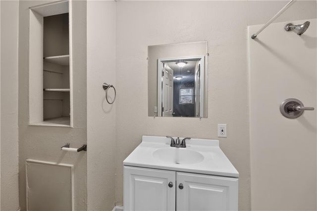 11407 Richmond Avenue, Kansas City, MO 64134