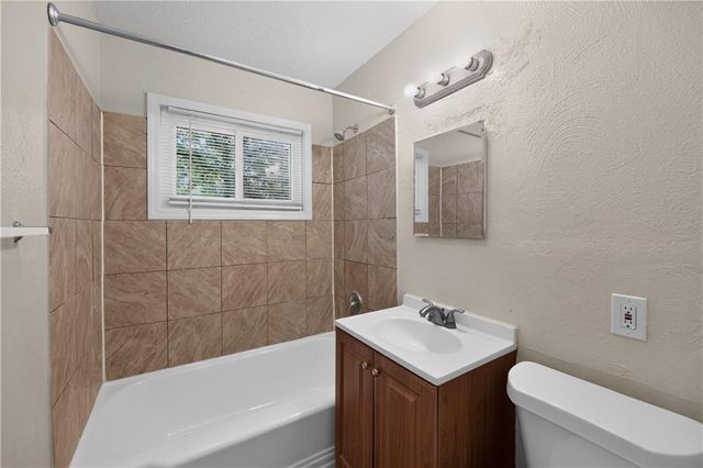 11407 Richmond Avenue, Kansas City, MO 64134