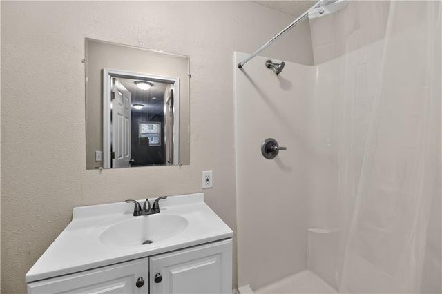 11407 Richmond Avenue, Kansas City, MO 64134