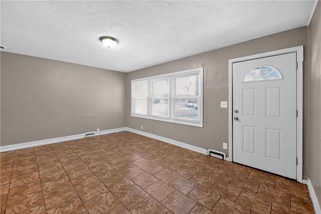 11407 Richmond Avenue, Kansas City, MO 64134