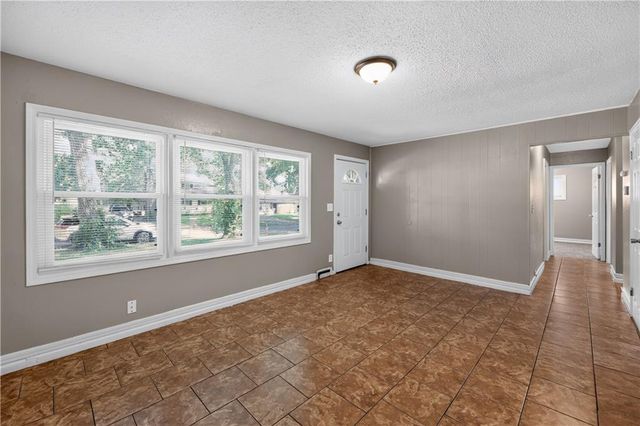 11407 Richmond Avenue, Kansas City, MO 64134