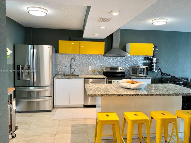 3000 Marcos Dr P512, Aventura, FL 33160