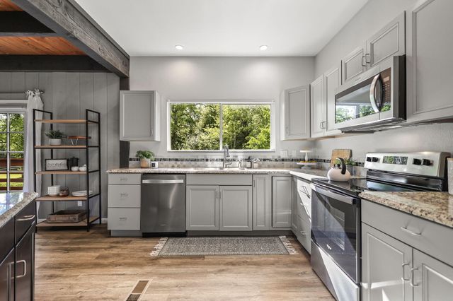 17622 China Gulch Drive, Anderson, CA 96007