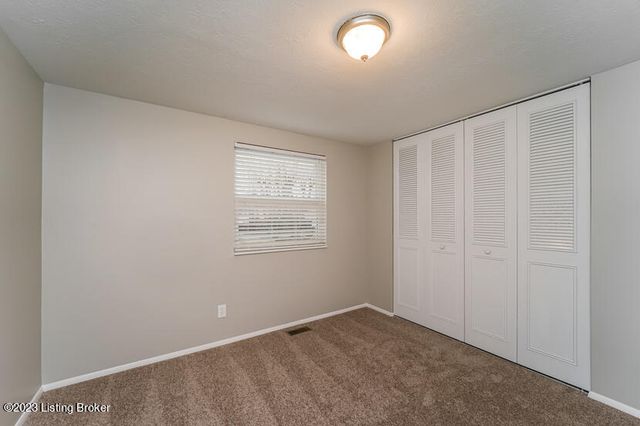 11305 Angelina Rd, Louisville, KY 40229