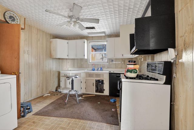 1164 E Kyle Road, Clute, TX 77531