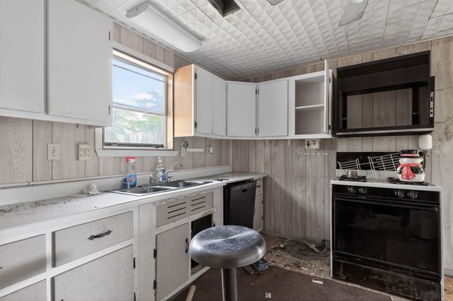 1164 E Kyle Road, Clute, TX 77531