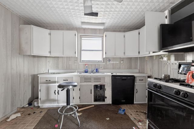 1164 E Kyle Road, Clute, TX 77531