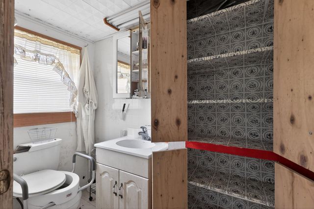 1164 E Kyle Road, Clute, TX 77531