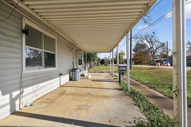 1164 E Kyle Road, Clute, TX 77531