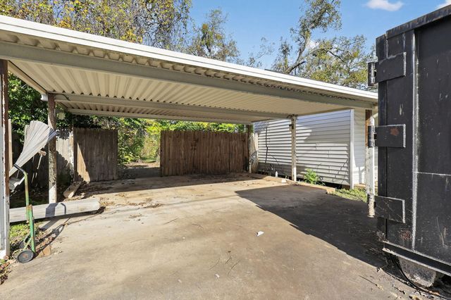 1164 E Kyle Road, Clute, TX 77531