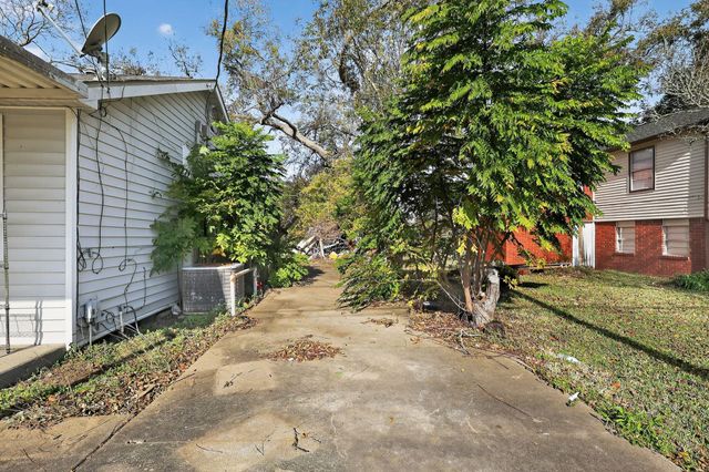 1164 E Kyle Road, Clute, TX 77531