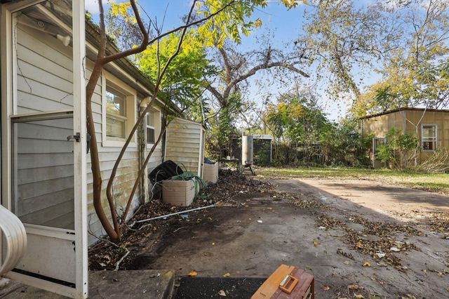 1164 E Kyle Road, Clute, TX 77531