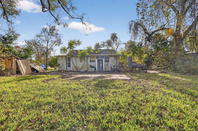 1164 E Kyle Road, Clute, TX 77531