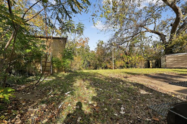 1164 E Kyle Road, Clute, TX 77531