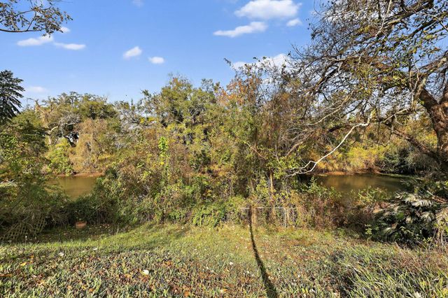 1164 E Kyle Road, Clute, TX 77531