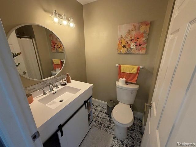 2445 Riverside Drive 206, Trenton, MI 48183