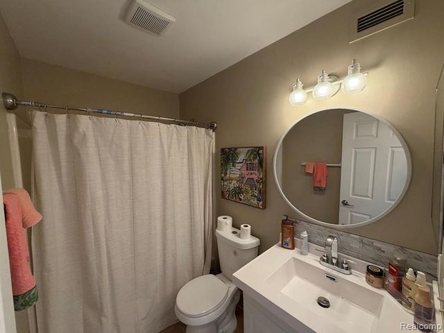 2445 Riverside Drive 206, Trenton, MI 48183